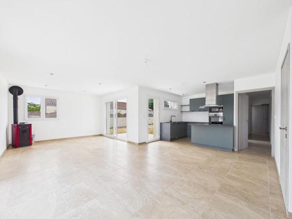 Maison neuve plain pied de 113 m2 à St Sauvant , 3 chambres , terrain de 741 m2 , garage