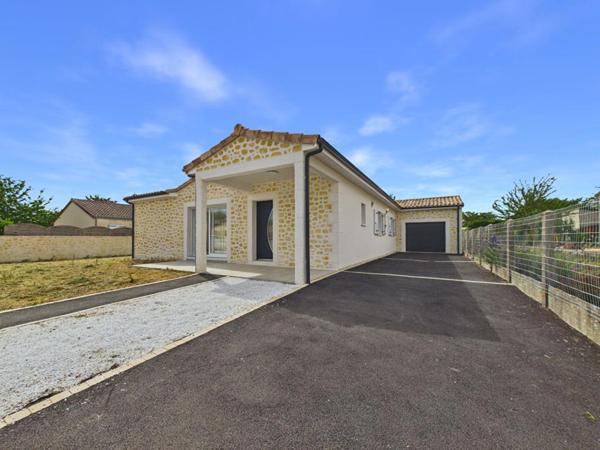 Maison neuve plain pied de 113 m2 à St Sauvant , 3 chambres , terrain de 741 m2 , garage