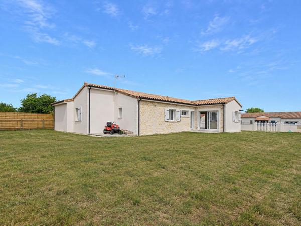 Maison neuve plain pied de 113 m2 à St Sauvant , 3 chambres , terrain de 741 m2 , garage