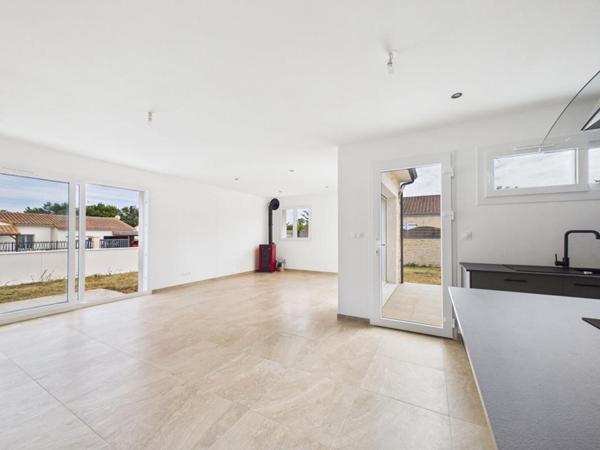 Maison neuve plain pied de 113 m2 à St Sauvant , 3 chambres , terrain de 741 m2 , garage
