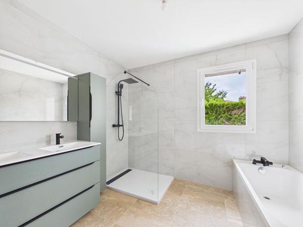 Maison neuve plain pied de 113 m2 à St Sauvant , 3 chambres , terrain de 741 m2 , garage