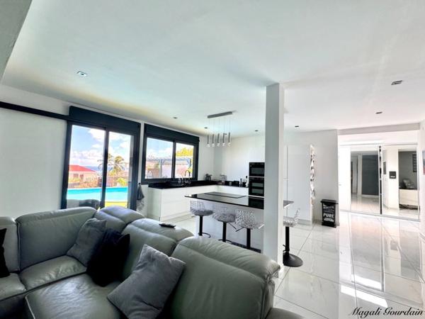 A VENDRE - PROPRIETE D'EXCEPTION AVEC VUE MER IMPRENABLE & STUDIO ATTENANT - SAINTE ANNE