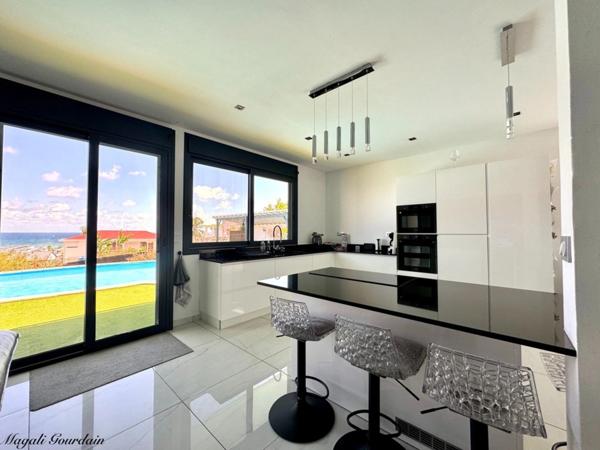 A VENDRE - PROPRIETE D'EXCEPTION AVEC VUE MER IMPRENABLE & STUDIO ATTENANT - SAINTE ANNE