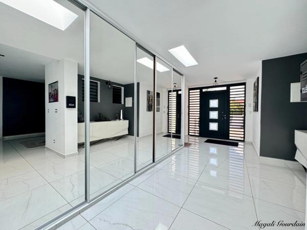 A VENDRE - PROPRIETE D'EXCEPTION AVEC VUE MER IMPRENABLE & STUDIO ATTENANT - SAINTE ANNE