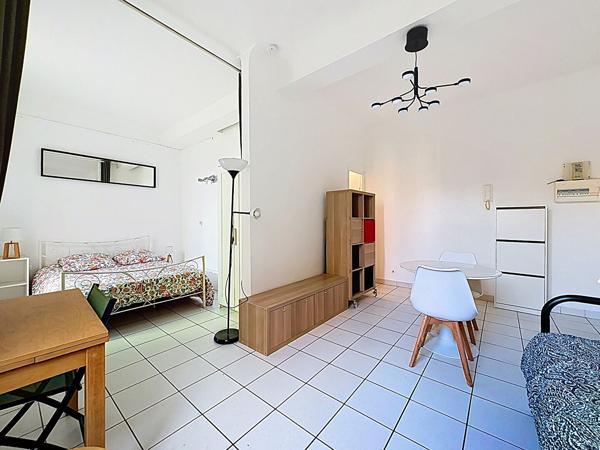 Appartement Avignon intramuros 2 pièces, 1er étage, grande terrasse