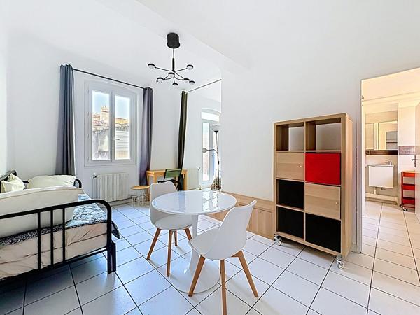 Appartement Avignon intramuros 2 pièces, 1er étage, grande terrasse