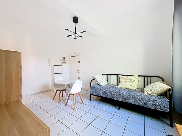 Appartement Avignon intramuros 2 pièces, 1er étage, grande terrasse
