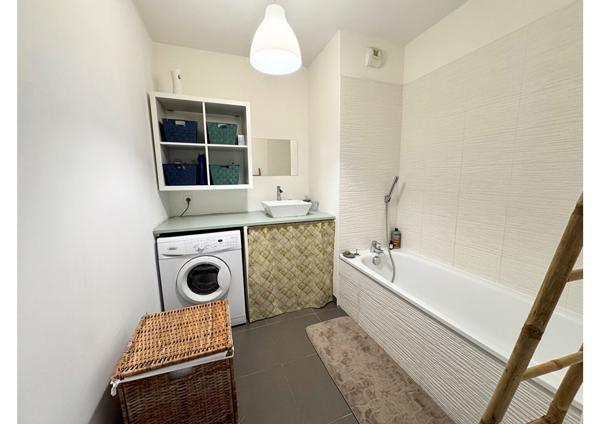 Appartement 4 pièces, Palais Omnisports, Toit terrasse au 8ème Etage  86m² Meublé