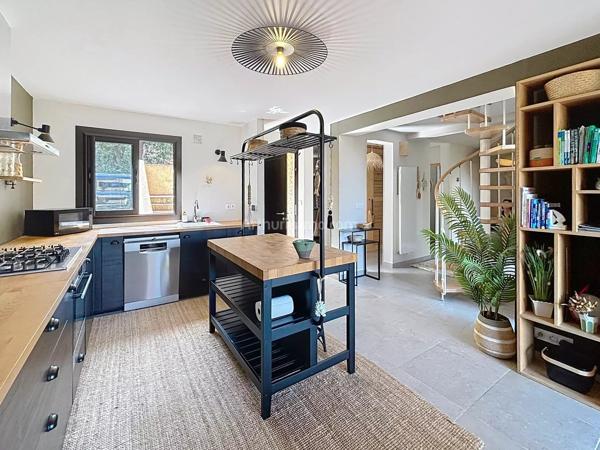 Vente                                                      Appartement
                        
                     5 pièces                      97 m2                     à Lumio