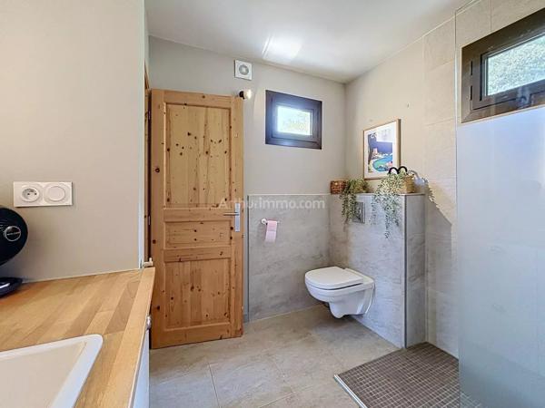 Vente                                                      Appartement
                        
                     5 pièces                      97 m2                     à Lumio