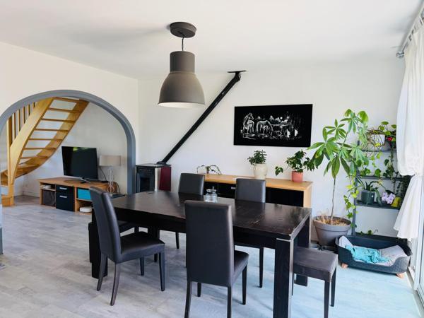 Maison rénovée, au calme, commerces et écoles accessibles à pied !