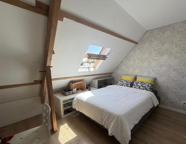 Maison rénovée, au calme, commerces et écoles accessibles à pied !