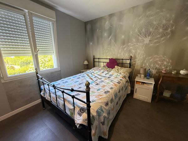 Maison rénovée, au calme, commerces et écoles accessibles à pied !