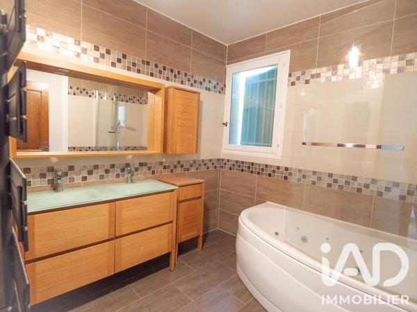Maison à vendre 6 pièces 177 m² Villeneuve-lès-Avignon