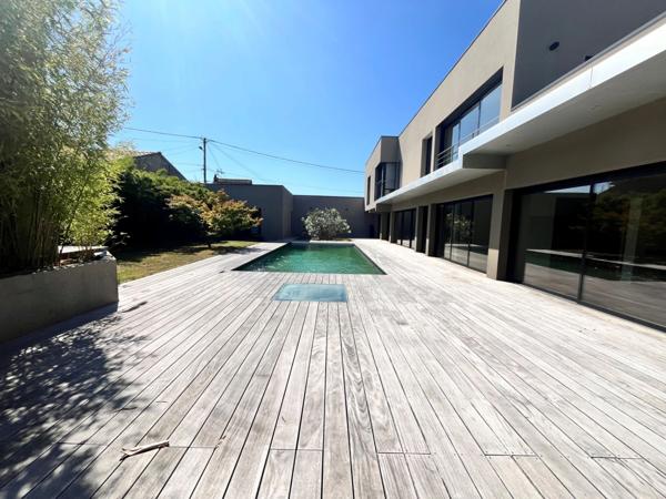 Maison d’exception de 268 m2 avec une dépendance de 74m2 terrain de 800 m2 Quartier Sacré-Cœur