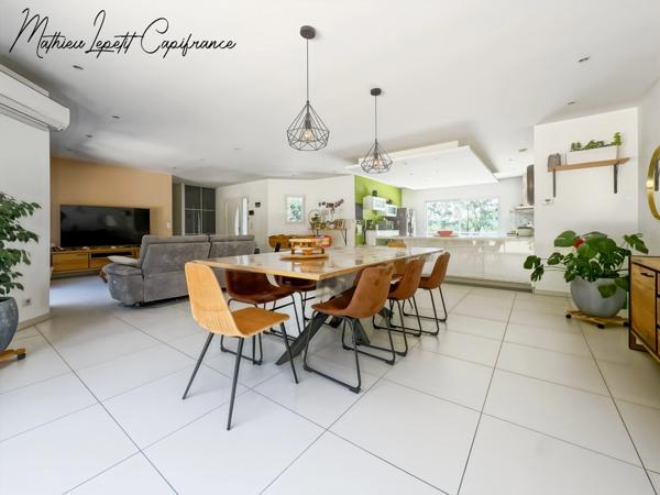 Maison contemporaine de 253 m² avec piscine, garage isolé de 100 m² et terrain de 4 728 m² – CHANCELADE- aucun travaux à prévoir