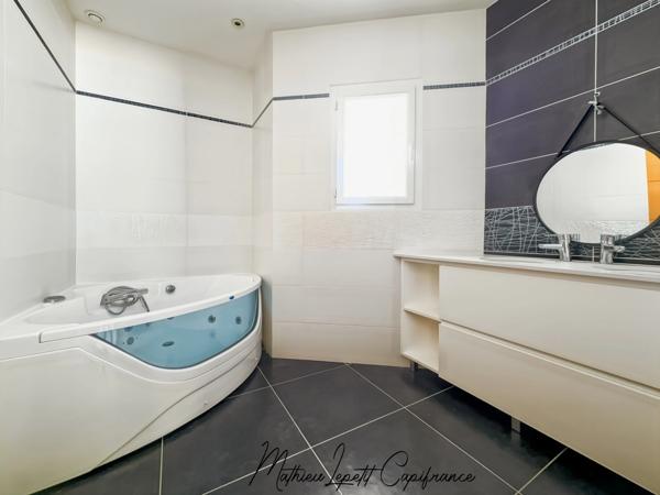 Maison contemporaine de 253 m² avec piscine, garage isolé de 100 m² et terrain de 4 728 m² – CHANCELADE- aucun travaux à prévoir