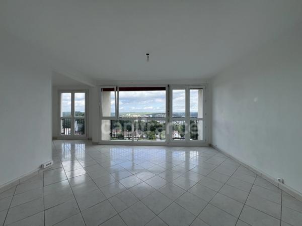 Appartement lumineux de 4 pièces à LA MAINE