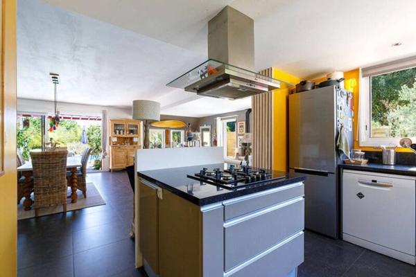 Chaumière contemporaine dans magnifique environnement verdoyant !