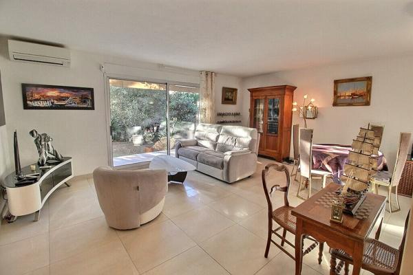 Appartement Marseille 8ème 4 pièces 88 m2 au pied des collines avec terrasse, jardin et garage fermé.