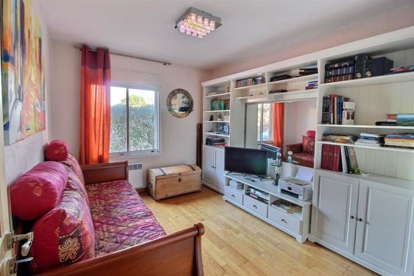 Appartement Marseille 8ème 4 pièces 88 m2 au pied des collines avec terrasse, jardin et garage fermé.