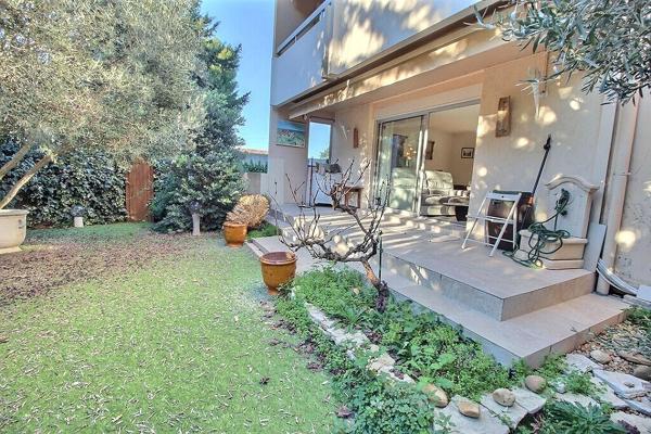 Appartement Marseille 8ème 4 pièces 88 m2 au pied des collines avec terrasse, jardin et garage fermé.