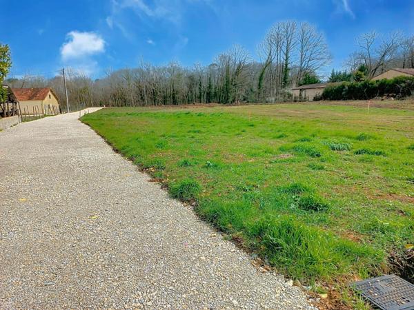 A Carsac joli terrain plat viabilisé de 1942m²