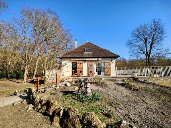 En lisière de forêt de Saint Apolline, découvrez une maison avec un beau potentiel en terme d'aménagement !
idéal pour un projet en colocations, logements, installer votre activité etc. Possibilité de bénéficier d'une rénovation via les CEE, exercer une activité d'indépendant / libéral, réaliser un investissement locatif, bureau etc. 

Sur une parcelle de 2.378 m2, grande maison d'une surface utile de 165,49 m2 + 100 m2 ayant bénéficié d'une rénovation partielle, menuiseries récentes. Ce bien immobilier a été édifié initialement pour exercer une activité agricole et stocker les engins sous le lieu de l'habitat. Il se compose comme suit : entrée PMR sur cuisine meublée, couloir desservant double séjour et salon sur terrasse balcon de 100 m2, wc ind., salle de douche, 2 chambres. A l'étage, escalier béton menant à un palier desservant 3 chambres à agencer et salle de bains à créer, 4 radiateurs neufs.

En rez-de-jardin, sous-sol en semi dénivelé et compartimenté, hangar (hauteur 4,17m) plusieurs espaces de rangement aménageables avec fenêtres et accès indépendant sur jardin. Ce bien immobilier bénéficie de plusieurs ouvrants pour alimenter l'ensemble des espaces en lumière naturelle.

Surface habitable actuelle = 149,84 m2
Surface utile + sous-sol dénivelé = 265,49 m2
Surface utile : surf hab + combles + sous-sol dénivelé + hangar = 435,26 m2

* CEE - Certificat d'économie d'énergie

A votre dispo pour vous conseiller et vous accompagner dans l'élaboration de votre projet de vie !
Contactez-moi : Willy BOYÉ - 07 87 37 75 87

Action !