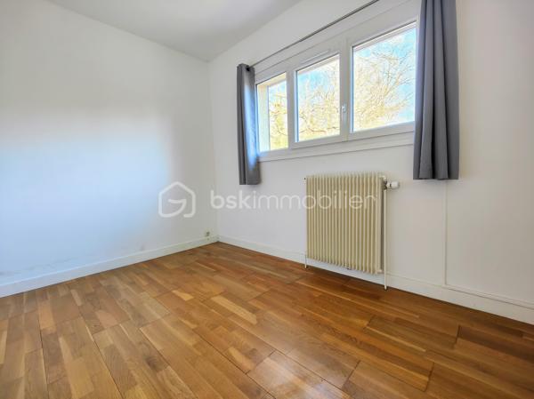 En lisière de forêt de Saint Apolline, découvrez une maison avec un beau potentiel en terme d'aménagement !
idéal pour un projet en colocations, logements, installer votre activité etc. Possibilité de bénéficier d'une rénovation via les CEE, exercer une activité d'indépendant / libéral, réaliser un investissement locatif, bureau etc. 

Sur une parcelle de 2.378 m2, grande maison d'une surface utile de 165,49 m2 + 100 m2 ayant bénéficié d'une rénovation partielle, menuiseries récentes. Ce bien immobilier a été édifié initialement pour exercer une activité agricole et stocker les engins sous le lieu de l'habitat. Il se compose comme suit : entrée PMR sur cuisine meublée, couloir desservant double séjour et salon sur terrasse balcon de 100 m2, wc ind., salle de douche, 2 chambres. A l'étage, escalier béton menant à un palier desservant 3 chambres à agencer et salle de bains à créer, 4 radiateurs neufs.

En rez-de-jardin, sous-sol en semi dénivelé et compartimenté, hangar (hauteur 4,17m) plusieurs espaces de rangement aménageables avec fenêtres et accès indépendant sur jardin. Ce bien immobilier bénéficie de plusieurs ouvrants pour alimenter l'ensemble des espaces en lumière naturelle.

Surface habitable actuelle = 149,84 m2
Surface utile + sous-sol dénivelé = 265,49 m2
Surface utile : surf hab + combles + sous-sol dénivelé + hangar = 435,26 m2

* CEE - Certificat d'économie d'énergie

A votre dispo pour vous conseiller et vous accompagner dans l'élaboration de votre projet de vie !
Contactez-moi : Willy BOYÉ - 07 87 37 75 87

Action !