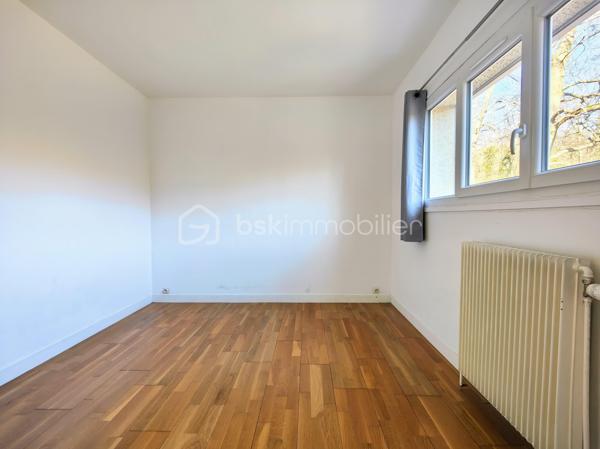 En lisière de forêt de Saint Apolline, découvrez une maison avec un beau potentiel en terme d'aménagement !
idéal pour un projet en colocations, logements, installer votre activité etc. Possibilité de bénéficier d'une rénovation via les CEE, exercer une activité d'indépendant / libéral, réaliser un investissement locatif, bureau etc. 

Sur une parcelle de 2.378 m2, grande maison d'une surface utile de 165,49 m2 + 100 m2 ayant bénéficié d'une rénovation partielle, menuiseries récentes. Ce bien immobilier a été édifié initialement pour exercer une activité agricole et stocker les engins sous le lieu de l'habitat. Il se compose comme suit : entrée PMR sur cuisine meublée, couloir desservant double séjour et salon sur terrasse balcon de 100 m2, wc ind., salle de douche, 2 chambres. A l'étage, escalier béton menant à un palier desservant 3 chambres à agencer et salle de bains à créer, 4 radiateurs neufs.

En rez-de-jardin, sous-sol en semi dénivelé et compartimenté, hangar (hauteur 4,17m) plusieurs espaces de rangement aménageables avec fenêtres et accès indépendant sur jardin. Ce bien immobilier bénéficie de plusieurs ouvrants pour alimenter l'ensemble des espaces en lumière naturelle.

Surface habitable actuelle = 149,84 m2
Surface utile + sous-sol dénivelé = 265,49 m2
Surface utile : surf hab + combles + sous-sol dénivelé + hangar = 435,26 m2

* CEE - Certificat d'économie d'énergie

A votre dispo pour vous conseiller et vous accompagner dans l'élaboration de votre projet de vie !
Contactez-moi : Willy BOYÉ - 07 87 37 75 87

Action !