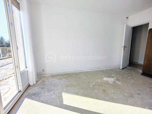 En lisière de forêt de Saint Apolline, découvrez une maison avec un beau potentiel en terme d'aménagement !
idéal pour un projet en colocations, logements, installer votre activité etc. Possibilité de bénéficier d'une rénovation via les CEE, exercer une activité d'indépendant / libéral, réaliser un investissement locatif, bureau etc. 

Sur une parcelle de 2.378 m2, grande maison d'une surface utile de 165,49 m2 + 100 m2 ayant bénéficié d'une rénovation partielle, menuiseries récentes. Ce bien immobilier a été édifié initialement pour exercer une activité agricole et stocker les engins sous le lieu de l'habitat. Il se compose comme suit : entrée PMR sur cuisine meublée, couloir desservant double séjour et salon sur terrasse balcon de 100 m2, wc ind., salle de douche, 2 chambres. A l'étage, escalier béton menant à un palier desservant 3 chambres à agencer et salle de bains à créer, 4 radiateurs neufs.

En rez-de-jardin, sous-sol en semi dénivelé et compartimenté, hangar (hauteur 4,17m) plusieurs espaces de rangement aménageables avec fenêtres et accès indépendant sur jardin. Ce bien immobilier bénéficie de plusieurs ouvrants pour alimenter l'ensemble des espaces en lumière naturelle.

Surface habitable actuelle = 149,84 m2
Surface utile + sous-sol dénivelé = 265,49 m2
Surface utile : surf hab + combles + sous-sol dénivelé + hangar = 435,26 m2

* CEE - Certificat d'économie d'énergie

A votre dispo pour vous conseiller et vous accompagner dans l'élaboration de votre projet de vie !
Contactez-moi : Willy BOYÉ - 07 87 37 75 87

Action !