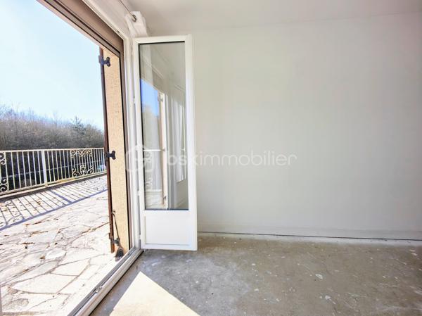 En lisière de forêt de Saint Apolline, découvrez une maison avec un beau potentiel en terme d'aménagement !
idéal pour un projet en colocations, logements, installer votre activité etc. Possibilité de bénéficier d'une rénovation via les CEE, exercer une activité d'indépendant / libéral, réaliser un investissement locatif, bureau etc. 

Sur une parcelle de 2.378 m2, grande maison d'une surface utile de 165,49 m2 + 100 m2 ayant bénéficié d'une rénovation partielle, menuiseries récentes. Ce bien immobilier a été édifié initialement pour exercer une activité agricole et stocker les engins sous le lieu de l'habitat. Il se compose comme suit : entrée PMR sur cuisine meublée, couloir desservant double séjour et salon sur terrasse balcon de 100 m2, wc ind., salle de douche, 2 chambres. A l'étage, escalier béton menant à un palier desservant 3 chambres à agencer et salle de bains à créer, 4 radiateurs neufs.

En rez-de-jardin, sous-sol en semi dénivelé et compartimenté, hangar (hauteur 4,17m) plusieurs espaces de rangement aménageables avec fenêtres et accès indépendant sur jardin. Ce bien immobilier bénéficie de plusieurs ouvrants pour alimenter l'ensemble des espaces en lumière naturelle.

Surface habitable actuelle = 149,84 m2
Surface utile + sous-sol dénivelé = 265,49 m2
Surface utile : surf hab + combles + sous-sol dénivelé + hangar = 435,26 m2

* CEE - Certificat d'économie d'énergie

A votre dispo pour vous conseiller et vous accompagner dans l'élaboration de votre projet de vie !
Contactez-moi : Willy BOYÉ - 07 87 37 75 87

Action !