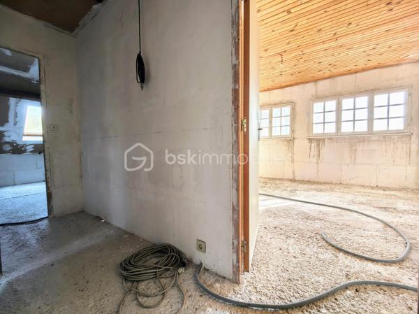 En lisière de forêt de Saint Apolline, découvrez une maison avec un beau potentiel en terme d'aménagement !
idéal pour un projet en colocations, logements, installer votre activité etc. Possibilité de bénéficier d'une rénovation via les CEE, exercer une activité d'indépendant / libéral, réaliser un investissement locatif, bureau etc. 

Sur une parcelle de 2.378 m2, grande maison d'une surface utile de 165,49 m2 + 100 m2 ayant bénéficié d'une rénovation partielle, menuiseries récentes. Ce bien immobilier a été édifié initialement pour exercer une activité agricole et stocker les engins sous le lieu de l'habitat. Il se compose comme suit : entrée PMR sur cuisine meublée, couloir desservant double séjour et salon sur terrasse balcon de 100 m2, wc ind., salle de douche, 2 chambres. A l'étage, escalier béton menant à un palier desservant 3 chambres à agencer et salle de bains à créer, 4 radiateurs neufs.

En rez-de-jardin, sous-sol en semi dénivelé et compartimenté, hangar (hauteur 4,17m) plusieurs espaces de rangement aménageables avec fenêtres et accès indépendant sur jardin. Ce bien immobilier bénéficie de plusieurs ouvrants pour alimenter l'ensemble des espaces en lumière naturelle.

Surface habitable actuelle = 149,84 m2
Surface utile + sous-sol dénivelé = 265,49 m2
Surface utile : surf hab + combles + sous-sol dénivelé + hangar = 435,26 m2

* CEE - Certificat d'économie d'énergie

A votre dispo pour vous conseiller et vous accompagner dans l'élaboration de votre projet de vie !
Contactez-moi : Willy BOYÉ - 07 87 37 75 87

Action !