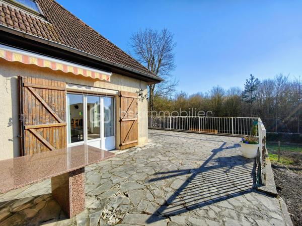 En lisière de forêt de Saint Apolline, découvrez une maison avec un beau potentiel en terme d'aménagement !
idéal pour un projet en colocations, logements, installer votre activité etc. Possibilité de bénéficier d'une rénovation via les CEE, exercer une activité d'indépendant / libéral, réaliser un investissement locatif, bureau etc. 

Sur une parcelle de 2.378 m2, grande maison d'une surface utile de 165,49 m2 + 100 m2 ayant bénéficié d'une rénovation partielle, menuiseries récentes. Ce bien immobilier a été édifié initialement pour exercer une activité agricole et stocker les engins sous le lieu de l'habitat. Il se compose comme suit : entrée PMR sur cuisine meublée, couloir desservant double séjour et salon sur terrasse balcon de 100 m2, wc ind., salle de douche, 2 chambres. A l'étage, escalier béton menant à un palier desservant 3 chambres à agencer et salle de bains à créer, 4 radiateurs neufs.

En rez-de-jardin, sous-sol en semi dénivelé et compartimenté, hangar (hauteur 4,17m) plusieurs espaces de rangement aménageables avec fenêtres et accès indépendant sur jardin. Ce bien immobilier bénéficie de plusieurs ouvrants pour alimenter l'ensemble des espaces en lumière naturelle.

Surface habitable actuelle = 149,84 m2
Surface utile + sous-sol dénivelé = 265,49 m2
Surface utile : surf hab + combles + sous-sol dénivelé + hangar = 435,26 m2

* CEE - Certificat d'économie d'énergie

A votre dispo pour vous conseiller et vous accompagner dans l'élaboration de votre projet de vie !
Contactez-moi : Willy BOYÉ - 07 87 37 75 87

Action !