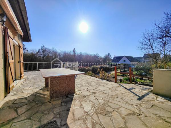 En lisière de forêt de Saint Apolline, découvrez une maison avec un beau potentiel en terme d'aménagement !
idéal pour un projet en colocations, logements, installer votre activité etc. Possibilité de bénéficier d'une rénovation via les CEE, exercer une activité d'indépendant / libéral, réaliser un investissement locatif, bureau etc. 

Sur une parcelle de 2.378 m2, grande maison d'une surface utile de 165,49 m2 + 100 m2 ayant bénéficié d'une rénovation partielle, menuiseries récentes. Ce bien immobilier a été édifié initialement pour exercer une activité agricole et stocker les engins sous le lieu de l'habitat. Il se compose comme suit : entrée PMR sur cuisine meublée, couloir desservant double séjour et salon sur terrasse balcon de 100 m2, wc ind., salle de douche, 2 chambres. A l'étage, escalier béton menant à un palier desservant 3 chambres à agencer et salle de bains à créer, 4 radiateurs neufs.

En rez-de-jardin, sous-sol en semi dénivelé et compartimenté, hangar (hauteur 4,17m) plusieurs espaces de rangement aménageables avec fenêtres et accès indépendant sur jardin. Ce bien immobilier bénéficie de plusieurs ouvrants pour alimenter l'ensemble des espaces en lumière naturelle.

Surface habitable actuelle = 149,84 m2
Surface utile + sous-sol dénivelé = 265,49 m2
Surface utile : surf hab + combles + sous-sol dénivelé + hangar = 435,26 m2

* CEE - Certificat d'économie d'énergie

A votre dispo pour vous conseiller et vous accompagner dans l'élaboration de votre projet de vie !
Contactez-moi : Willy BOYÉ - 07 87 37 75 87

Action !