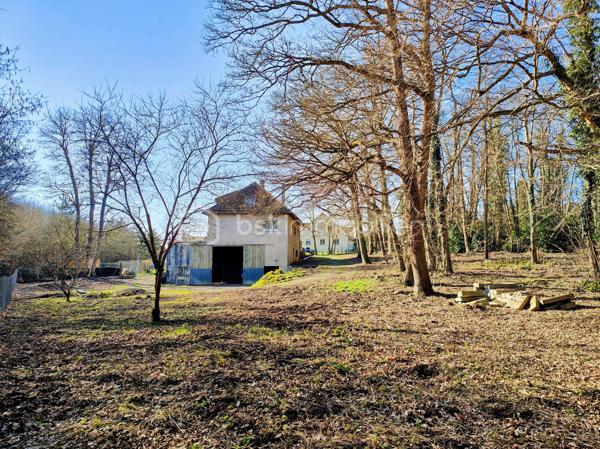 En lisière de forêt de Saint Apolline, découvrez une maison avec un beau potentiel en terme d'aménagement !
idéal pour un projet en colocations, logements, installer votre activité etc. Possibilité de bénéficier d'une rénovation via les CEE, exercer une activité d'indépendant / libéral, réaliser un investissement locatif, bureau etc. 

Sur une parcelle de 2.378 m2, grande maison d'une surface utile de 165,49 m2 + 100 m2 ayant bénéficié d'une rénovation partielle, menuiseries récentes. Ce bien immobilier a été édifié initialement pour exercer une activité agricole et stocker les engins sous le lieu de l'habitat. Il se compose comme suit : entrée PMR sur cuisine meublée, couloir desservant double séjour et salon sur terrasse balcon de 100 m2, wc ind., salle de douche, 2 chambres. A l'étage, escalier béton menant à un palier desservant 3 chambres à agencer et salle de bains à créer, 4 radiateurs neufs.

En rez-de-jardin, sous-sol en semi dénivelé et compartimenté, hangar (hauteur 4,17m) plusieurs espaces de rangement aménageables avec fenêtres et accès indépendant sur jardin. Ce bien immobilier bénéficie de plusieurs ouvrants pour alimenter l'ensemble des espaces en lumière naturelle.

Surface habitable actuelle = 149,84 m2
Surface utile + sous-sol dénivelé = 265,49 m2
Surface utile : surf hab + combles + sous-sol dénivelé + hangar = 435,26 m2

* CEE - Certificat d'économie d'énergie

A votre dispo pour vous conseiller et vous accompagner dans l'élaboration de votre projet de vie !
Contactez-moi : Willy BOYÉ - 07 87 37 75 87

Action !