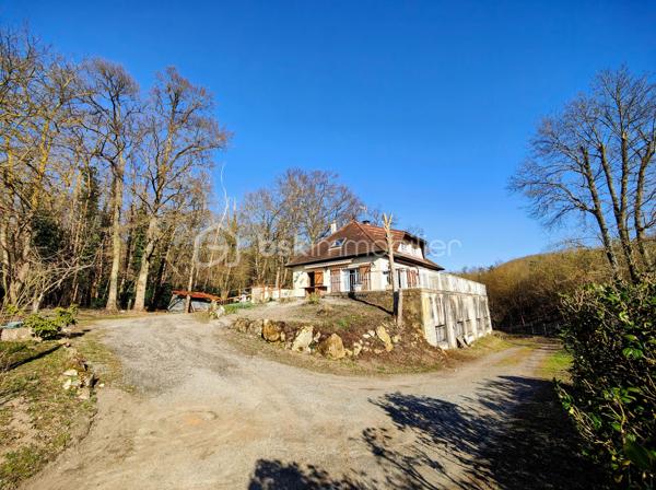 En lisière de forêt de Saint Apolline, découvrez une maison avec un beau potentiel en terme d'aménagement !
idéal pour un projet en colocations, logements, installer votre activité etc. Possibilité de bénéficier d'une rénovation via les CEE, exercer une activité d'indépendant / libéral, réaliser un investissement locatif, bureau etc. 

Sur une parcelle de 2.378 m2, grande maison d'une surface utile de 165,49 m2 + 100 m2 ayant bénéficié d'une rénovation partielle, menuiseries récentes. Ce bien immobilier a été édifié initialement pour exercer une activité agricole et stocker les engins sous le lieu de l'habitat. Il se compose comme suit : entrée PMR sur cuisine meublée, couloir desservant double séjour et salon sur terrasse balcon de 100 m2, wc ind., salle de douche, 2 chambres. A l'étage, escalier béton menant à un palier desservant 3 chambres à agencer et salle de bains à créer, 4 radiateurs neufs.

En rez-de-jardin, sous-sol en semi dénivelé et compartimenté, hangar (hauteur 4,17m) plusieurs espaces de rangement aménageables avec fenêtres et accès indépendant sur jardin. Ce bien immobilier bénéficie de plusieurs ouvrants pour alimenter l'ensemble des espaces en lumière naturelle.

Surface habitable actuelle = 149,84 m2
Surface utile + sous-sol dénivelé = 265,49 m2
Surface utile : surf hab + combles + sous-sol dénivelé + hangar = 435,26 m2

* CEE - Certificat d'économie d'énergie

A votre dispo pour vous conseiller et vous accompagner dans l'élaboration de votre projet de vie !
Contactez-moi : Willy BOYÉ - 07 87 37 75 87

Action !