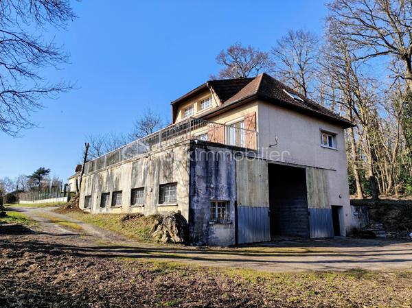En lisière de forêt de Saint Apolline, découvrez une maison avec un beau potentiel en terme d'aménagement !
idéal pour un projet en colocations, logements, installer votre activité etc. Possibilité de bénéficier d'une rénovation via les CEE, exercer une activité d'indépendant / libéral, réaliser un investissement locatif, bureau etc. 

Sur une parcelle de 2.378 m2, grande maison d'une surface utile de 165,49 m2 + 100 m2 ayant bénéficié d'une rénovation partielle, menuiseries récentes. Ce bien immobilier a été édifié initialement pour exercer une activité agricole et stocker les engins sous le lieu de l'habitat. Il se compose comme suit : entrée PMR sur cuisine meublée, couloir desservant double séjour et salon sur terrasse balcon de 100 m2, wc ind., salle de douche, 2 chambres. A l'étage, escalier béton menant à un palier desservant 3 chambres à agencer et salle de bains à créer, 4 radiateurs neufs.

En rez-de-jardin, sous-sol en semi dénivelé et compartimenté, hangar (hauteur 4,17m) plusieurs espaces de rangement aménageables avec fenêtres et accès indépendant sur jardin. Ce bien immobilier bénéficie de plusieurs ouvrants pour alimenter l'ensemble des espaces en lumière naturelle.

Surface habitable actuelle = 149,84 m2
Surface utile + sous-sol dénivelé = 265,49 m2
Surface utile : surf hab + combles + sous-sol dénivelé + hangar = 435,26 m2

* CEE - Certificat d'économie d'énergie

A votre dispo pour vous conseiller et vous accompagner dans l'élaboration de votre projet de vie !
Contactez-moi : Willy BOYÉ - 07 87 37 75 87

Action !