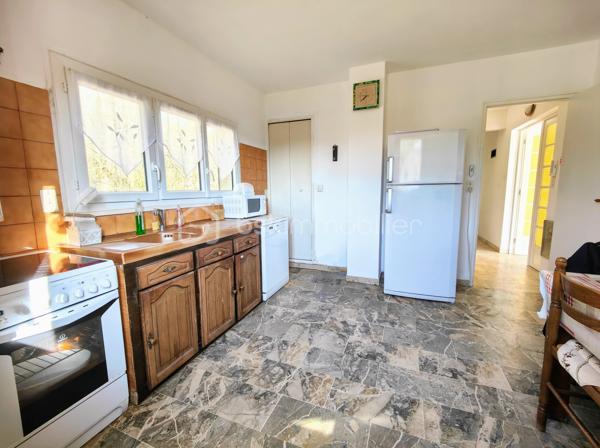 En lisière de forêt de Saint Apolline, découvrez une maison avec un beau potentiel en terme d'aménagement !
idéal pour un projet en colocations, logements, installer votre activité etc. Possibilité de bénéficier d'une rénovation via les CEE, exercer une activité d'indépendant / libéral, réaliser un investissement locatif, bureau etc. 

Sur une parcelle de 2.378 m2, grande maison d'une surface utile de 165,49 m2 + 100 m2 ayant bénéficié d'une rénovation partielle, menuiseries récentes. Ce bien immobilier a été édifié initialement pour exercer une activité agricole et stocker les engins sous le lieu de l'habitat. Il se compose comme suit : entrée PMR sur cuisine meublée, couloir desservant double séjour et salon sur terrasse balcon de 100 m2, wc ind., salle de douche, 2 chambres. A l'étage, escalier béton menant à un palier desservant 3 chambres à agencer et salle de bains à créer, 4 radiateurs neufs.

En rez-de-jardin, sous-sol en semi dénivelé et compartimenté, hangar (hauteur 4,17m) plusieurs espaces de rangement aménageables avec fenêtres et accès indépendant sur jardin. Ce bien immobilier bénéficie de plusieurs ouvrants pour alimenter l'ensemble des espaces en lumière naturelle.

Surface habitable actuelle = 149,84 m2
Surface utile + sous-sol dénivelé = 265,49 m2
Surface utile : surf hab + combles + sous-sol dénivelé + hangar = 435,26 m2

* CEE - Certificat d'économie d'énergie

A votre dispo pour vous conseiller et vous accompagner dans l'élaboration de votre projet de vie !
Contactez-moi : Willy BOYÉ - 07 87 37 75 87

Action !