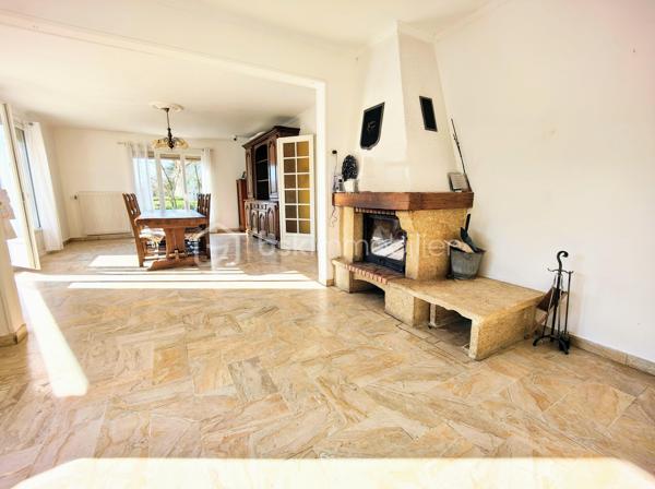 En lisière de forêt de Saint Apolline, découvrez une maison avec un beau potentiel en terme d'aménagement !
idéal pour un projet en colocations, logements, installer votre activité etc. Possibilité de bénéficier d'une rénovation via les CEE, exercer une activité d'indépendant / libéral, réaliser un investissement locatif, bureau etc. 

Sur une parcelle de 2.378 m2, grande maison d'une surface utile de 165,49 m2 + 100 m2 ayant bénéficié d'une rénovation partielle, menuiseries récentes. Ce bien immobilier a été édifié initialement pour exercer une activité agricole et stocker les engins sous le lieu de l'habitat. Il se compose comme suit : entrée PMR sur cuisine meublée, couloir desservant double séjour et salon sur terrasse balcon de 100 m2, wc ind., salle de douche, 2 chambres. A l'étage, escalier béton menant à un palier desservant 3 chambres à agencer et salle de bains à créer, 4 radiateurs neufs.

En rez-de-jardin, sous-sol en semi dénivelé et compartimenté, hangar (hauteur 4,17m) plusieurs espaces de rangement aménageables avec fenêtres et accès indépendant sur jardin. Ce bien immobilier bénéficie de plusieurs ouvrants pour alimenter l'ensemble des espaces en lumière naturelle.

Surface habitable actuelle = 149,84 m2
Surface utile + sous-sol dénivelé = 265,49 m2
Surface utile : surf hab + combles + sous-sol dénivelé + hangar = 435,26 m2

* CEE - Certificat d'économie d'énergie

A votre dispo pour vous conseiller et vous accompagner dans l'élaboration de votre projet de vie !
Contactez-moi : Willy BOYÉ - 07 87 37 75 87

Action !