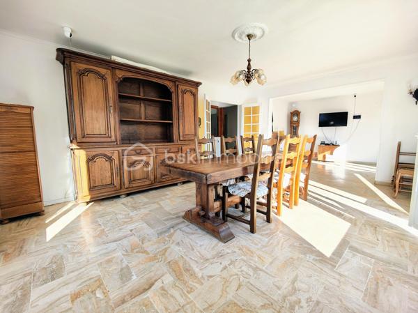 En lisière de forêt de Saint Apolline, découvrez une maison avec un beau potentiel en terme d'aménagement !
idéal pour un projet en colocations, logements, installer votre activité etc. Possibilité de bénéficier d'une rénovation via les CEE, exercer une activité d'indépendant / libéral, réaliser un investissement locatif, bureau etc. 

Sur une parcelle de 2.378 m2, grande maison d'une surface utile de 165,49 m2 + 100 m2 ayant bénéficié d'une rénovation partielle, menuiseries récentes. Ce bien immobilier a été édifié initialement pour exercer une activité agricole et stocker les engins sous le lieu de l'habitat. Il se compose comme suit : entrée PMR sur cuisine meublée, couloir desservant double séjour et salon sur terrasse balcon de 100 m2, wc ind., salle de douche, 2 chambres. A l'étage, escalier béton menant à un palier desservant 3 chambres à agencer et salle de bains à créer, 4 radiateurs neufs.

En rez-de-jardin, sous-sol en semi dénivelé et compartimenté, hangar (hauteur 4,17m) plusieurs espaces de rangement aménageables avec fenêtres et accès indépendant sur jardin. Ce bien immobilier bénéficie de plusieurs ouvrants pour alimenter l'ensemble des espaces en lumière naturelle.

Surface habitable actuelle = 149,84 m2
Surface utile + sous-sol dénivelé = 265,49 m2
Surface utile : surf hab + combles + sous-sol dénivelé + hangar = 435,26 m2

* CEE - Certificat d'économie d'énergie

A votre dispo pour vous conseiller et vous accompagner dans l'élaboration de votre projet de vie !
Contactez-moi : Willy BOYÉ - 07 87 37 75 87

Action !