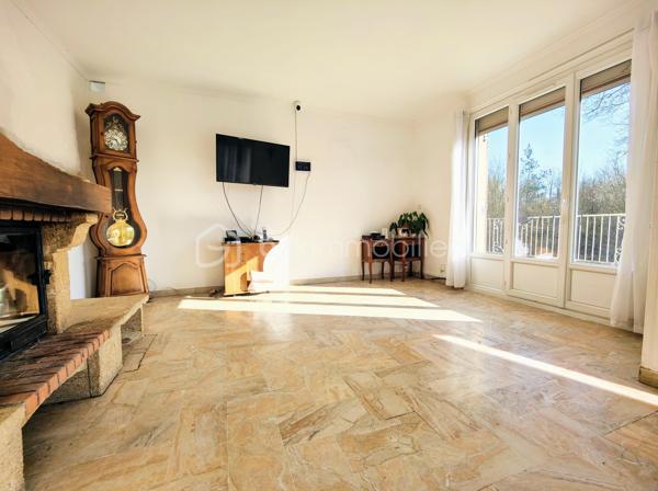 En lisière de forêt de Saint Apolline, découvrez une maison avec un beau potentiel en terme d'aménagement !
idéal pour un projet en colocations, logements, installer votre activité etc. Possibilité de bénéficier d'une rénovation via les CEE, exercer une activité d'indépendant / libéral, réaliser un investissement locatif, bureau etc. 

Sur une parcelle de 2.378 m2, grande maison d'une surface utile de 165,49 m2 + 100 m2 ayant bénéficié d'une rénovation partielle, menuiseries récentes. Ce bien immobilier a été édifié initialement pour exercer une activité agricole et stocker les engins sous le lieu de l'habitat. Il se compose comme suit : entrée PMR sur cuisine meublée, couloir desservant double séjour et salon sur terrasse balcon de 100 m2, wc ind., salle de douche, 2 chambres. A l'étage, escalier béton menant à un palier desservant 3 chambres à agencer et salle de bains à créer, 4 radiateurs neufs.

En rez-de-jardin, sous-sol en semi dénivelé et compartimenté, hangar (hauteur 4,17m) plusieurs espaces de rangement aménageables avec fenêtres et accès indépendant sur jardin. Ce bien immobilier bénéficie de plusieurs ouvrants pour alimenter l'ensemble des espaces en lumière naturelle.

Surface habitable actuelle = 149,84 m2
Surface utile + sous-sol dénivelé = 265,49 m2
Surface utile : surf hab + combles + sous-sol dénivelé + hangar = 435,26 m2

* CEE - Certificat d'économie d'énergie

A votre dispo pour vous conseiller et vous accompagner dans l'élaboration de votre projet de vie !
Contactez-moi : Willy BOYÉ - 07 87 37 75 87

Action !