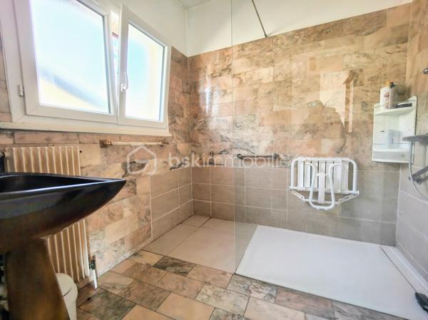En lisière de forêt de Saint Apolline, découvrez une maison avec un beau potentiel en terme d'aménagement !
idéal pour un projet en colocations, logements, installer votre activité etc. Possibilité de bénéficier d'une rénovation via les CEE, exercer une activité d'indépendant / libéral, réaliser un investissement locatif, bureau etc. 

Sur une parcelle de 2.378 m2, grande maison d'une surface utile de 165,49 m2 + 100 m2 ayant bénéficié d'une rénovation partielle, menuiseries récentes. Ce bien immobilier a été édifié initialement pour exercer une activité agricole et stocker les engins sous le lieu de l'habitat. Il se compose comme suit : entrée PMR sur cuisine meublée, couloir desservant double séjour et salon sur terrasse balcon de 100 m2, wc ind., salle de douche, 2 chambres. A l'étage, escalier béton menant à un palier desservant 3 chambres à agencer et salle de bains à créer, 4 radiateurs neufs.

En rez-de-jardin, sous-sol en semi dénivelé et compartimenté, hangar (hauteur 4,17m) plusieurs espaces de rangement aménageables avec fenêtres et accès indépendant sur jardin. Ce bien immobilier bénéficie de plusieurs ouvrants pour alimenter l'ensemble des espaces en lumière naturelle.

Surface habitable actuelle = 149,84 m2
Surface utile + sous-sol dénivelé = 265,49 m2
Surface utile : surf hab + combles + sous-sol dénivelé + hangar = 435,26 m2

* CEE - Certificat d'économie d'énergie

A votre dispo pour vous conseiller et vous accompagner dans l'élaboration de votre projet de vie !
Contactez-moi : Willy BOYÉ - 07 87 37 75 87

Action !