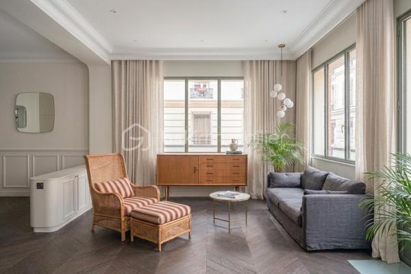 Maison de ville exceptionnelle et entièrement réhabilitée – Paris 16ème

Située dans un quartier particulièrement recherché du 16ème arrondissement, cette maison rare allie discrétion, confort et prestations haut de gamme. Passé le portail d'une voie privée garantissant un calme absolu, vous traversez une cour-jardin intimiste avant de découvrir ce bien unique. La maison est confortable pour une petite famille ou un couple et dispose d'un balcon filant idéal pour profiter sereinement de vos matinées, seul en couple ou en famille. Un véritable havre de paix au cœur de Paris.

Une opportunité rare sur le marché. Contactez-nous rapidement pour organiser une visite confidentielle.


-----