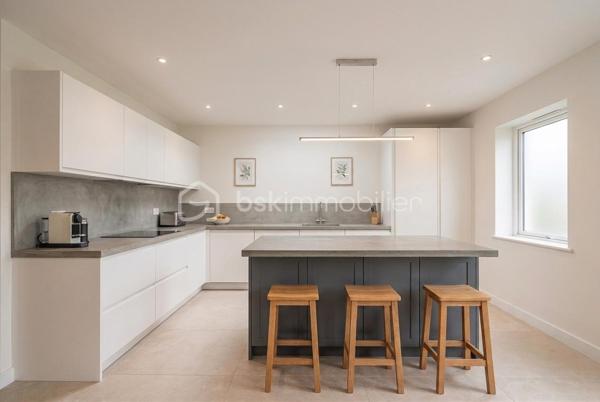 Maison de ville exceptionnelle et entièrement réhabilitée – Paris 16ème

Située dans un quartier particulièrement recherché du 16ème arrondissement, cette maison rare allie discrétion, confort et prestations haut de gamme. Passé le portail d'une voie privée garantissant un calme absolu, vous traversez une cour-jardin intimiste avant de découvrir ce bien unique. La maison est confortable pour une petite famille ou un couple et dispose d'un balcon filant idéal pour profiter sereinement de vos matinées, seul en couple ou en famille. Un véritable havre de paix au cœur de Paris.

Une opportunité rare sur le marché. Contactez-nous rapidement pour organiser une visite confidentielle.


-----