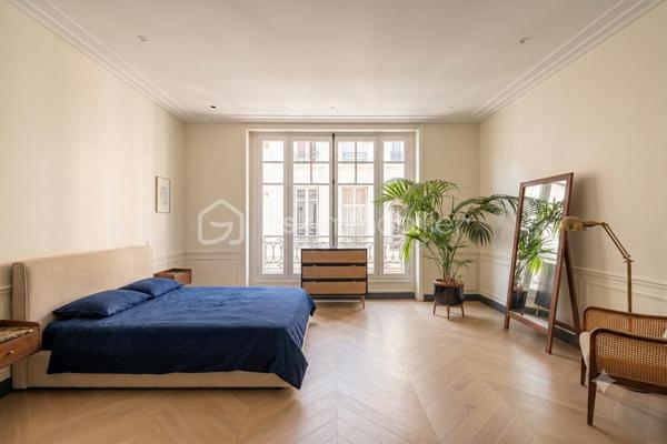 Maison de ville exceptionnelle et entièrement réhabilitée – Paris 16ème

Située dans un quartier particulièrement recherché du 16ème arrondissement, cette maison rare allie discrétion, confort et prestations haut de gamme. Passé le portail d'une voie privée garantissant un calme absolu, vous traversez une cour-jardin intimiste avant de découvrir ce bien unique. La maison est confortable pour une petite famille ou un couple et dispose d'un balcon filant idéal pour profiter sereinement de vos matinées, seul en couple ou en famille. Un véritable havre de paix au cœur de Paris.

Une opportunité rare sur le marché. Contactez-nous rapidement pour organiser une visite confidentielle.


-----