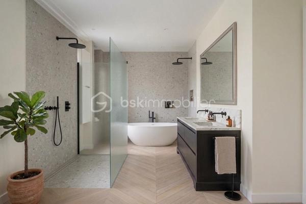 Maison de ville exceptionnelle et entièrement réhabilitée – Paris 16ème

Située dans un quartier particulièrement recherché du 16ème arrondissement, cette maison rare allie discrétion, confort et prestations haut de gamme. Passé le portail d'une voie privée garantissant un calme absolu, vous traversez une cour-jardin intimiste avant de découvrir ce bien unique. La maison est confortable pour une petite famille ou un couple et dispose d'un balcon filant idéal pour profiter sereinement de vos matinées, seul en couple ou en famille. Un véritable havre de paix au cœur de Paris.

Une opportunité rare sur le marché. Contactez-nous rapidement pour organiser une visite confidentielle.


-----