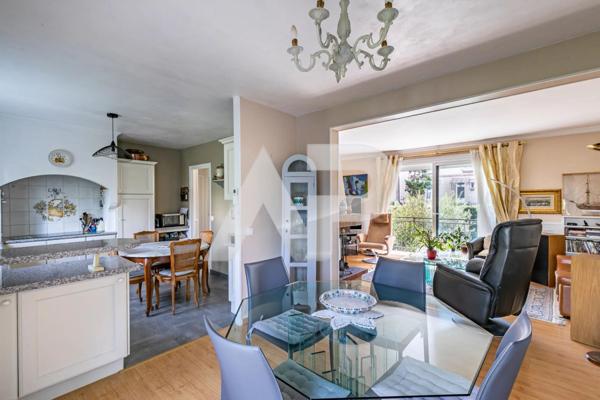 Maison avec Jardin et Parkings SECTEUR GARE €1 260 000 ** - Ref : 83360489