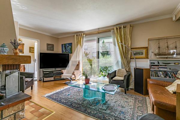 Maison avec Jardin et Parkings SECTEUR GARE €1 260 000 ** - Ref : 83360489