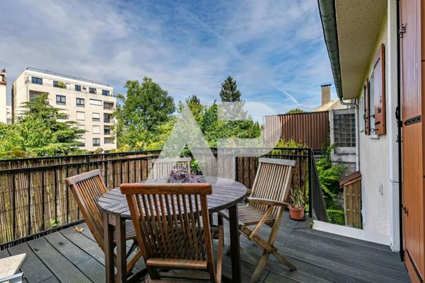 Maison avec Jardin et Parkings SECTEUR GARE €1 260 000 ** - Ref : 83360489